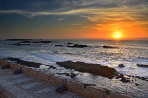 索维拉艺术家之家住宿加早餐旅馆的海上的日落,岩石在水中