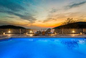 帕诺尔莫斯斯科派洛斯Villa Idealia的一座享有日落美景的游泳池