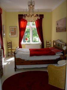 Vreta KlosterSödra Lund B&B的一间卧室设有两张床和窗户。