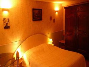 图尔图尔中心公寓酒店的一间卧室配有一张灯光床