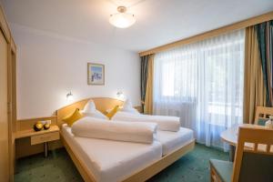 索尔登Apart Reinstadler的酒店客房设有两张床和窗户。