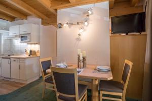 索尔登Apart Reinstadler的厨房以及带木桌和椅子的用餐室。