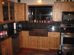 三河城阿尔塔山峰美景度假屋的一个带木制橱柜和水槽的厨房