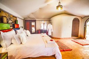 扎古拉拉马内里亚德酒店的卧室配有一张白色大床