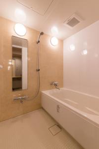 难波萨拉萨经济型酒店的一间浴室