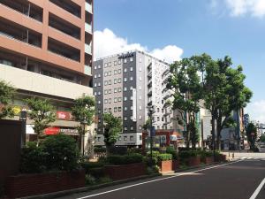 横滨MYSTAYS 横滨关内酒店的一条空荡荡的城市街道,高大的白色建筑