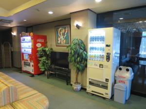 冈崎市平成酒店的配有苏打水机和电视的房间