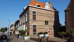 荷兰之角奎普顿酒店的城市街道上一座大型砖砌建筑