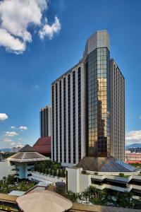 吉隆坡吉隆坡斯里太平洋酒店的一座高大的建筑,反映了城市
