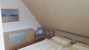 普雷罗Ferienwohnung Buchenpark的一间小卧室,配有一张床和一把椅子