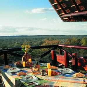 莫迪默勒Zwahili Private Game Lodge & Spa的一张桌子,上面放着盘子,享有美景