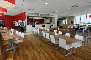 马尼塞斯瓦伦西亚机场旅程住宿的配有木桌和白色椅子的餐厅
