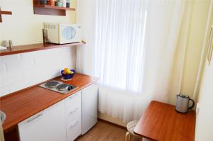 托木斯克"GOOD NIGHT" on Pirogova 7的一间带桌子和微波炉的小厨房