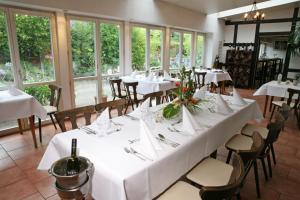 卑尔根温德兰奈杰尔餐厅和酒店的一间设有白色桌椅和窗户的用餐室