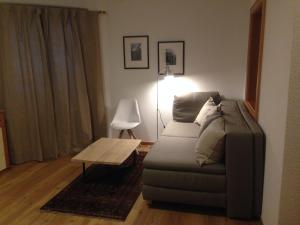 考恩台尔克里斯塔公寓的客厅配有沙发和桌子