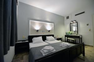 库基尼坎尼奥Hotel Anna Apartments的一间卧室配有带毛巾的床