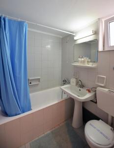 库基尼坎尼奥Hotel Anna Apartments的浴室配有卫生间、浴缸和水槽。
