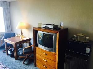 布雷默顿Flagship Inn的酒店客房的梳妆台上配有电视