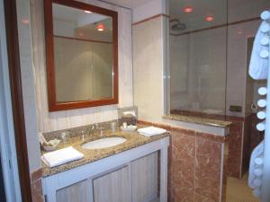 圣马洛坎宁安庄园酒店的一间带水槽和镜子的浴室
