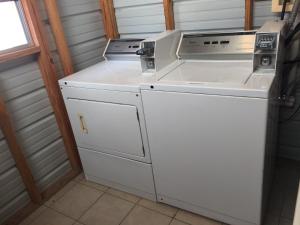 PearsallRoyal Inn Pearsall的洗衣房配有洗衣机和烘干机