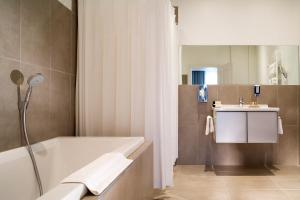 莫尔塞姆戴安娜别墅酒店的带浴缸和盥洗盆的浴室