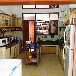 钱德加尔Luxurious Homestay- Chandīgarh的厨房配有水槽和冰箱