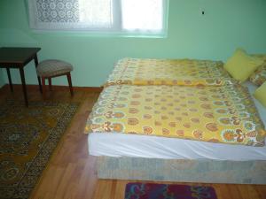 福纽德Csocsó Nyaralóház的卧室配有1张床、1张桌子和1把椅子