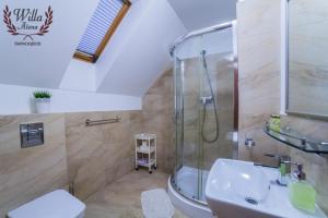 斯维诺乌伊希切威拉阿泰纳卢酒店的带淋浴和盥洗盆的浴室