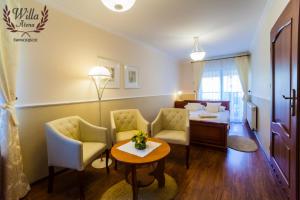 斯维诺乌伊希切威拉阿泰纳卢酒店的酒店客房带一张床、一张桌子和椅子