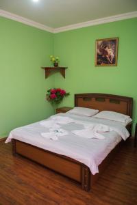 第比利斯Hotel Kvareli的一间卧室配有一张带白色毛巾的床