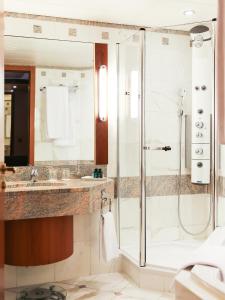 卢森堡Le Royal Hotels & Resorts Luxembourg的带淋浴和盥洗盆的浴室