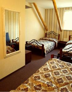 BuožėnaiBuožinta的酒店客房,设有两张床和镜子