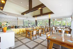 Nana Resort Kaeng Krachan - SHA Plus Certified餐厅或其他用餐的地方