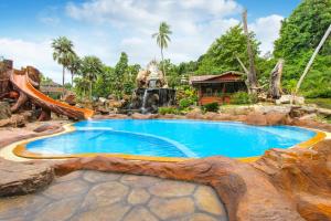 班康卡臣Nana Resort Kaeng Krachan - SHA Plus Certified的瀑布水上公园的游泳池