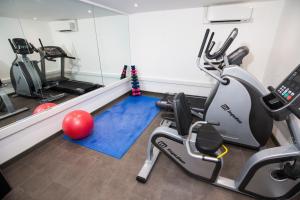 伦敦南米姆斯戴斯酒店 - 波特斯巴店的健身中心和/或健身设施