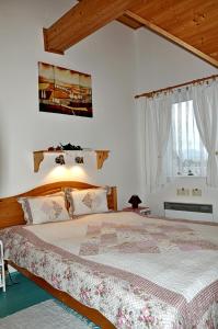 利普托斯基米库拉斯Tatralandia Holiday Home 347的一间卧室,卧室内配有一张大床