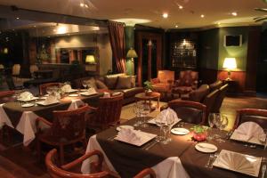 亚松森希尔高级套房酒店的餐厅设有桌椅和沙发。