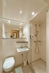 桑斯顶级北向酒店 - 圣克莱门特的带淋浴、卫生间和盥洗盆的浴室