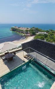 里约热内卢奥拉克帕卡巴那酒店的一个带桌子的游泳池和一个海滩