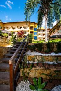 纳塔尔纳塔尔杜纳斯酒店的通往棕榈树建筑的楼梯