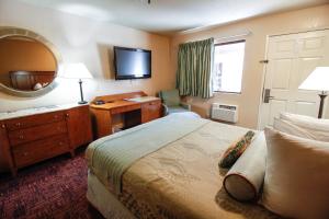 拉米萨拉梅萨传统酒店的酒店客房带一张床、一张书桌和一面镜子