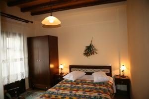 内莱多科利Xenonas Agnanti的一间卧室配有一张带2个床头柜和2盏灯的床。