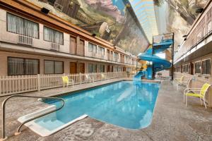 莱斯布里奇莱斯布里奇戴斯酒店的大楼内一个带滑梯的大型游泳池