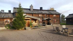 赛纳Knappgården的前面有长椅的木屋