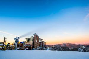 布勒山阿布酒店的雪覆盖的山顶上的滑雪小屋