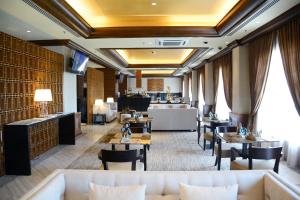 雪邦萨马萨玛克利亚酒店的一间带沙发和桌子的餐厅以及大堂