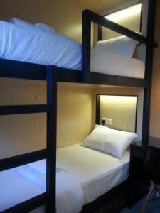吉隆坡1000英里酒店的带镜子的客房内的两张双层床