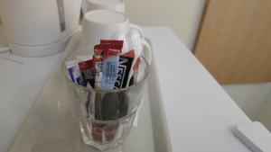 伦敦斯特拉特福德市景旅馆的杯子,带牙刷和牙膏,放在柜台上
