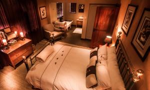诺丁汉路The FarSide Dam Cottage的一间带大床的卧室和一间客厅