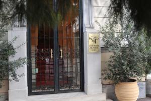雅典卫城博物馆精品酒店的建筑物的门,上面有标志